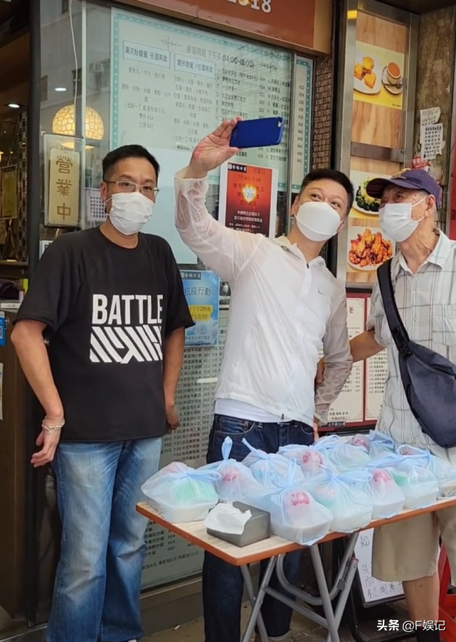 陶大宇大热天在街头派饭盒给老人家 热到汗都把白色外套变透明