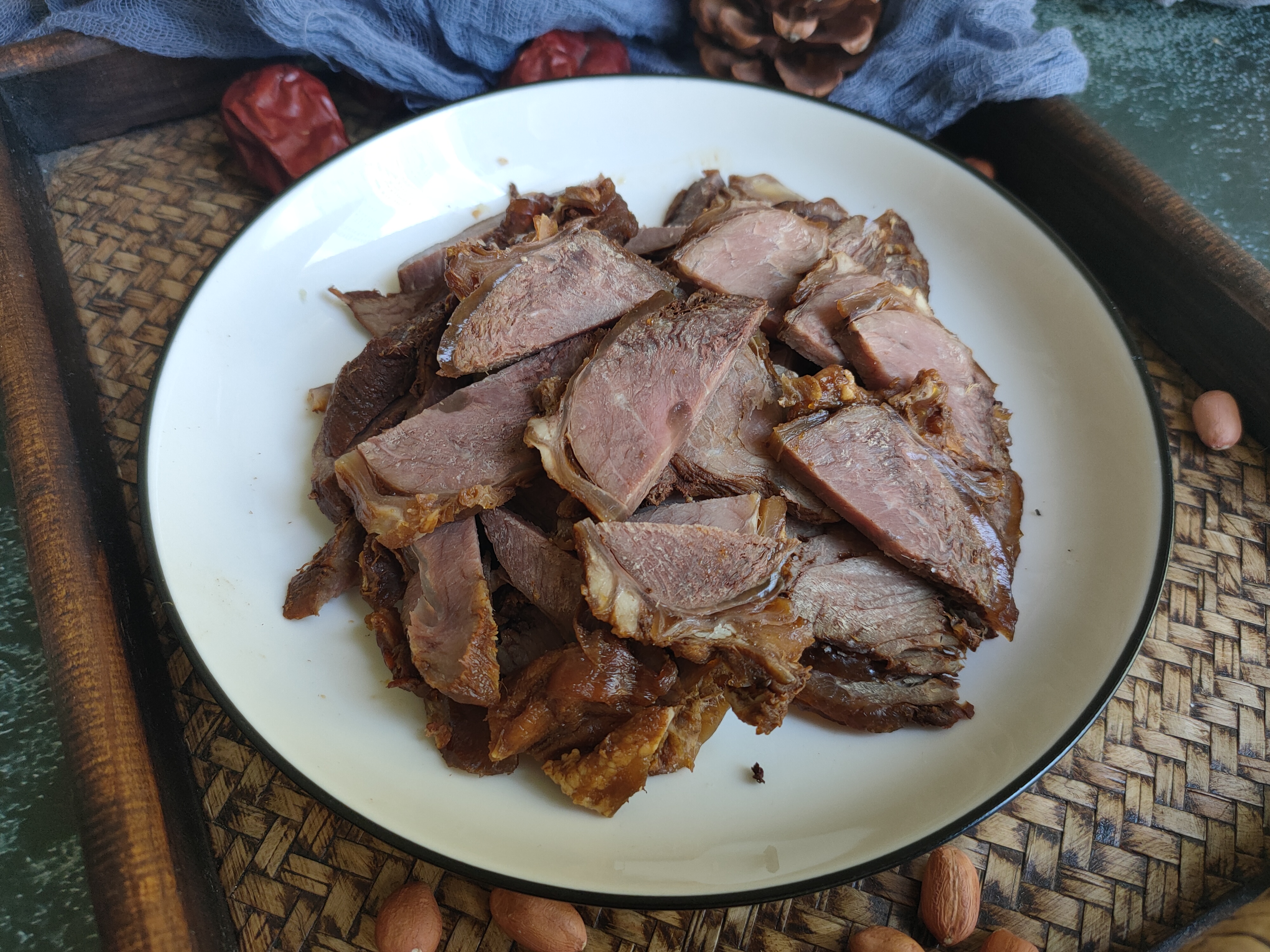 过年做酱牛肉，记住“2炒2泡”的技巧，酱香浓郁、紧实入味不散花