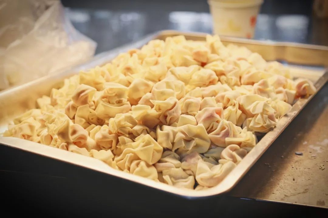 湖北这所大学：5大食堂、高档公寓，吃住条件相当好，出门是地铁