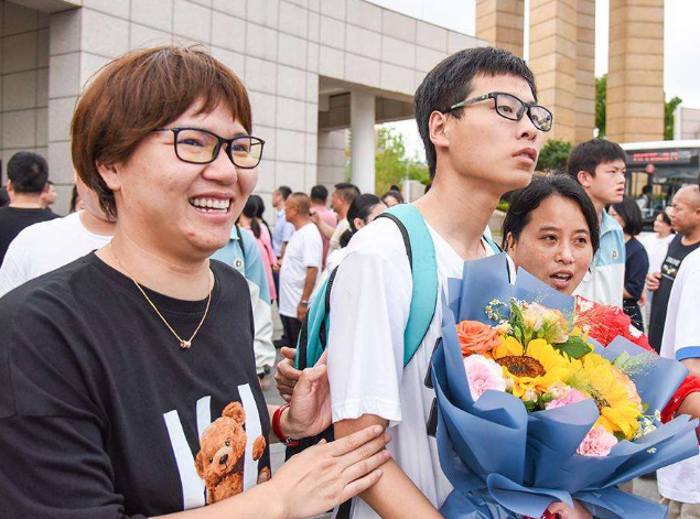 高考作文素材坚持（2021年四位很励志的）