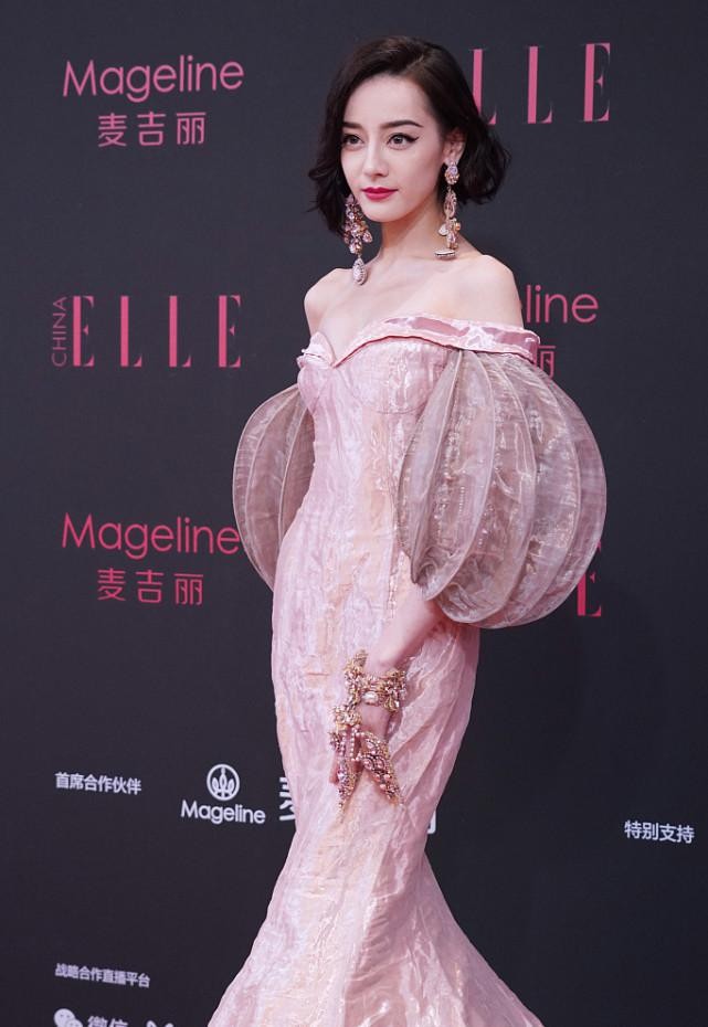 迪丽热巴也太有异域风情了,把灯笼当做衣服穿,短发造型也太A了