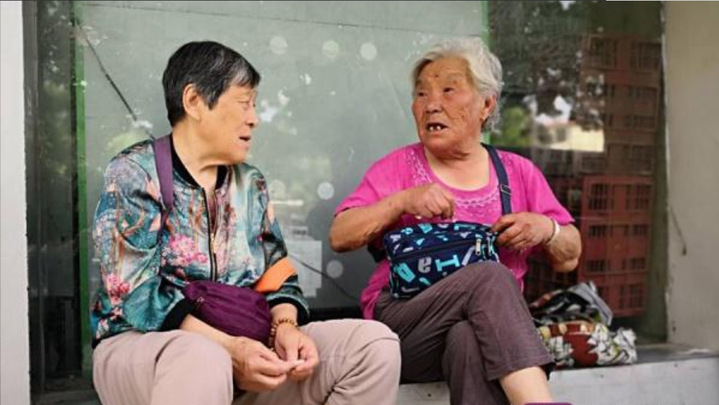 徐州八旬奶奶每天在学校对面坐等八小时：他还没长大，我不敢老