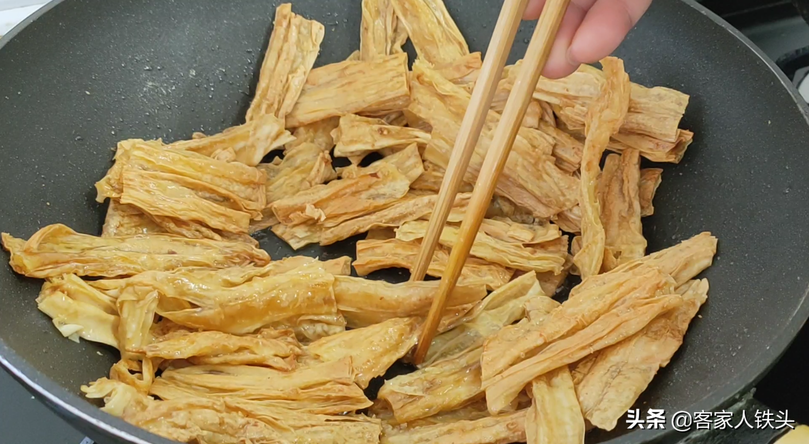 广式羊肉煲正宗做法，掌握好关键一步，皮爽肉香味美，越吃越过瘾