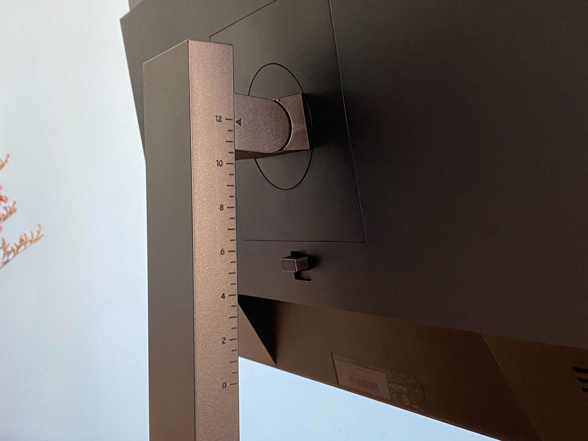 只用一根线，自带扩展坞的2K美术显示器，效果究竟如何？