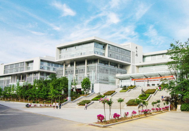 南京工业大学封校，食堂打出傲娇标语，网友：赤裸裸地“报复”