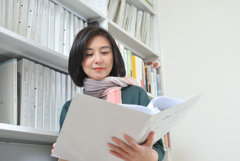 美女律师赖芳玉：为张清芳争取16亿赡养费，接手大S李靓蕾离婚案