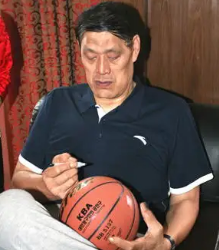 2008年穆铁柱病逝，其儿女都是正常身高，都没有继承父亲的事业