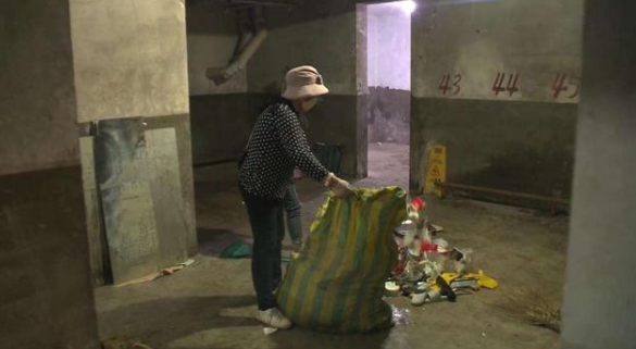 2000年，江苏省的女工人在车库里收养了16岁的乞丐，15年后得到了1350万人的报酬。
