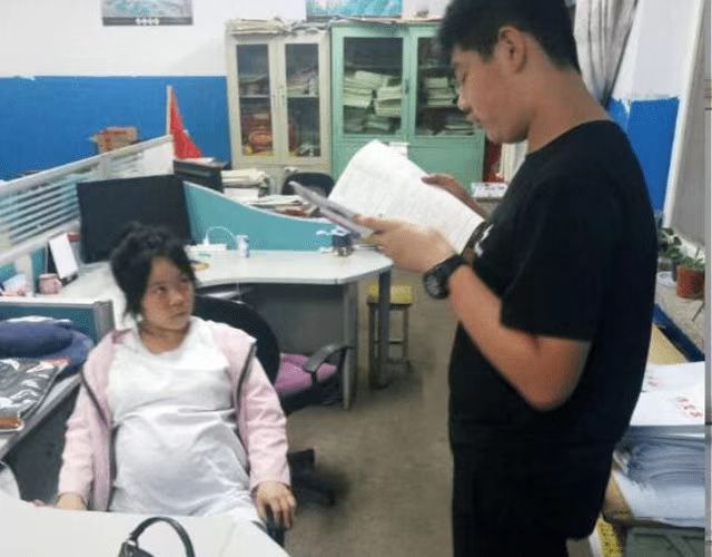 老师怀孕，坐着上课被教育部门巡视领导批评，委屈哭了