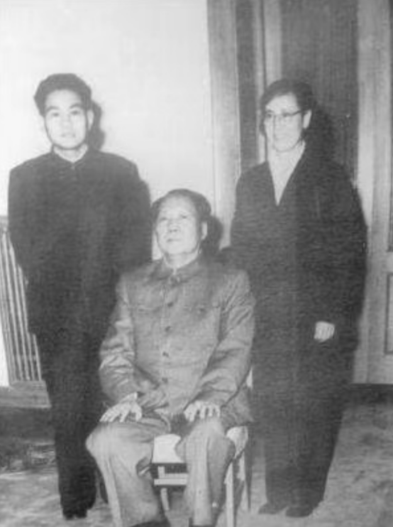 李银桥担任警卫员期间曾“出逃”，毛主席得知哽咽道：小孩想家了