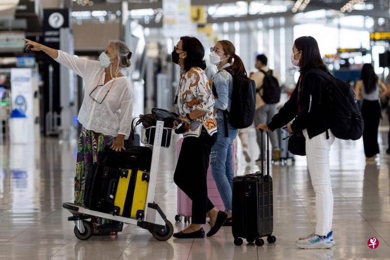 入境规定放宽后泰国机场国际旅客暴增 当局：预计年内旅游业仍无法脱困