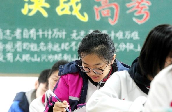 学生担心高考体检需要全部脱光，尴尬得想逃跑，医生乐了：想太多