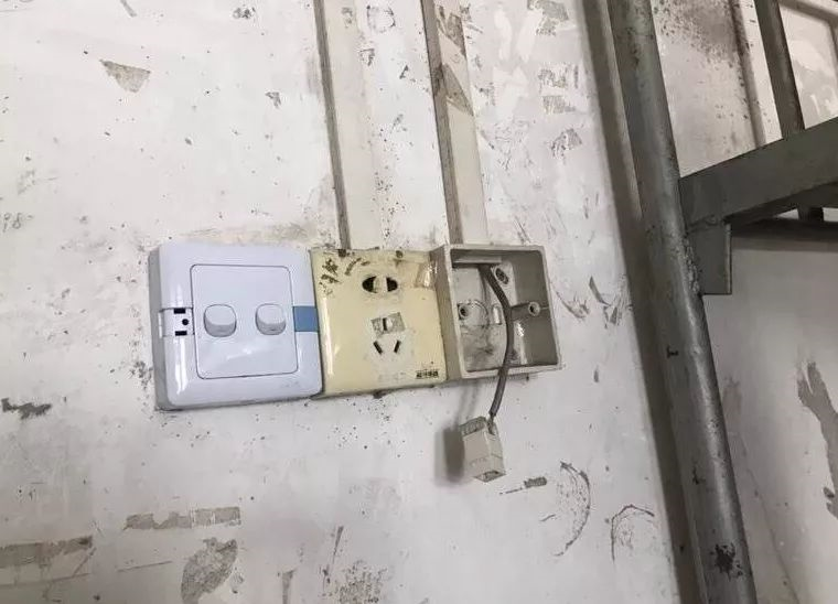 “最简陋”大学宿舍图，让人认清二本学生的无奈，还敢不认真学吗