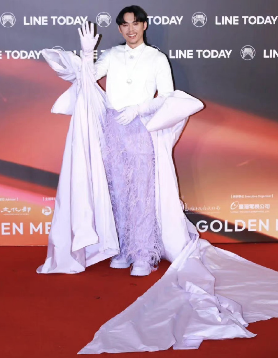 这是颁奖还是开业？金曲奖艺人造型齐翻车，现场变成乡村大舞台？