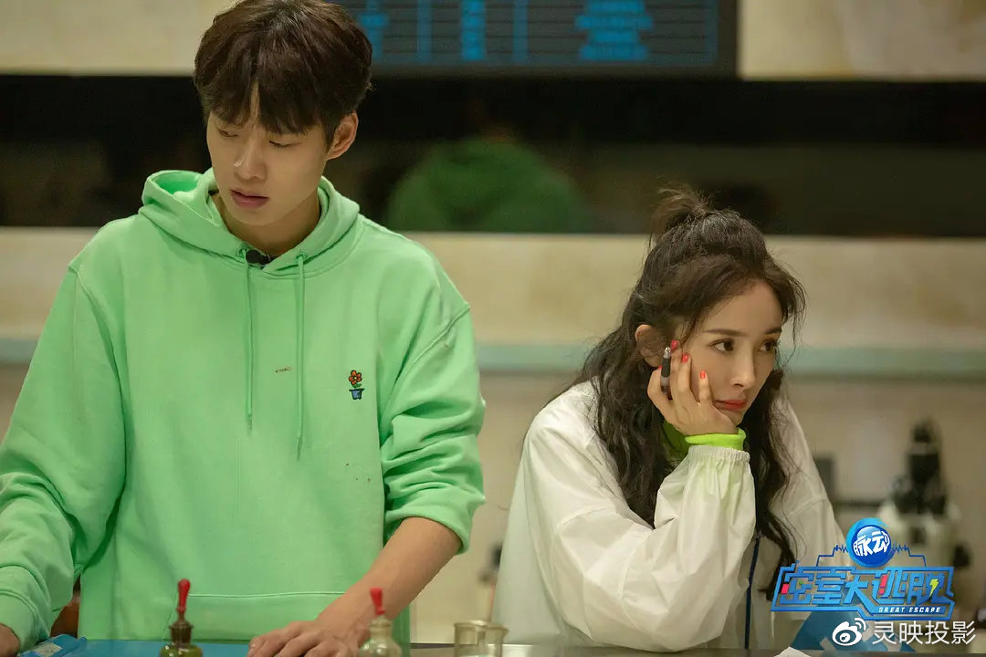 密室粉狂喜：杨幂许凯机场同框，合体录制《密室大逃脱4》