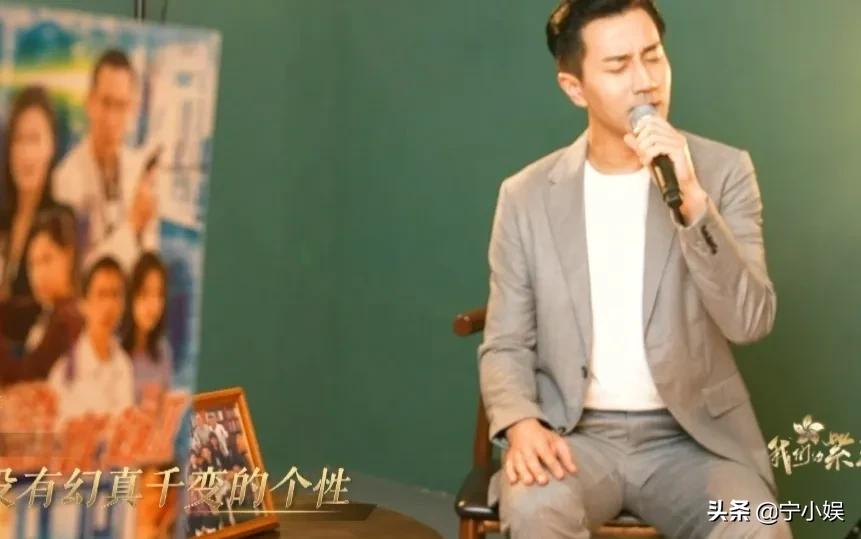 蓝羽大秀琴艺，卢靖姗唱歌受阻，胡兵自曝冷知识：这场晚会太精彩