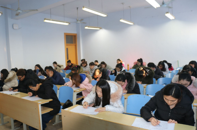 高校期末考试，女生穿丝袜与短裙参加，被质疑后回怼：现在21世纪