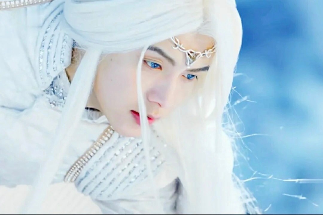 同样是演“白发美男”，有人一眼万年，有人像顶了一头枯草