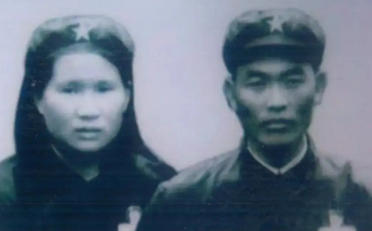 红军团长夫妇战乱分离，54年后妻子在菜摊找到丈夫下落，77岁复合