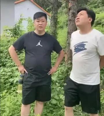 乡爱导演皮长山说以前拍戏都早早到片场没有请假的，现在抽空来拍