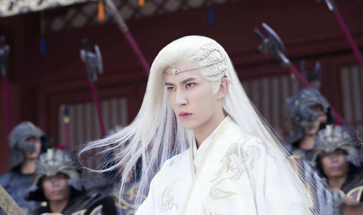 同样是演“白发美男”，有人一眼万年，有人像顶了一头枯草