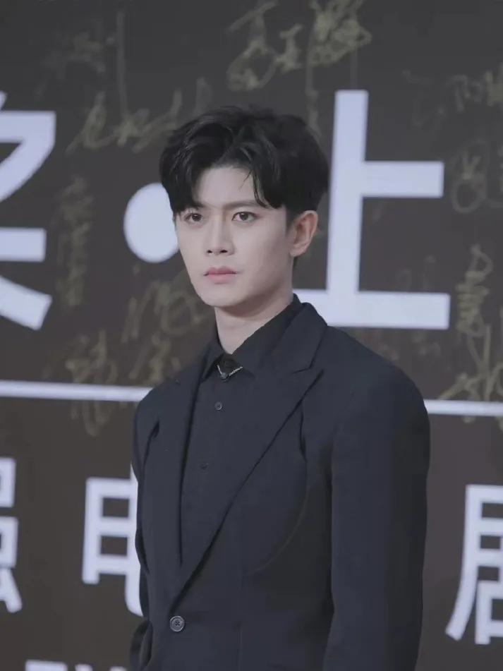 生图比精修好看的十位男明星：杨洋朱一龙太精致，任嘉伦肖战惊艳