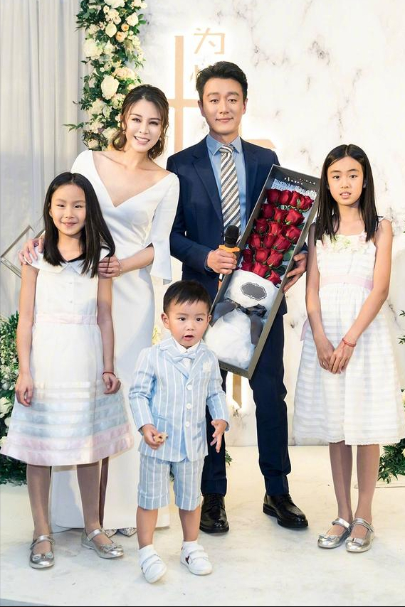 娱乐圈的8大“海岩男郎”，年轻时个个丰神俊朗，气宇不凡