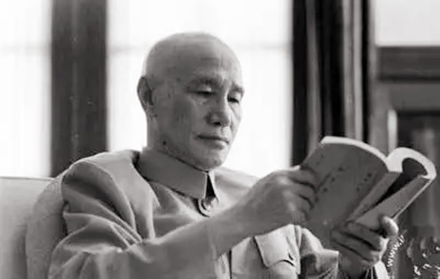 2020年李登辉遗体火化，女子当众泼其肖像油漆：死有余辜