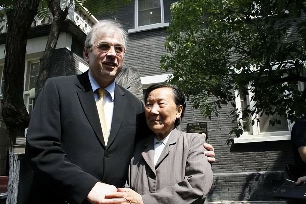 拉贝舍命救25万中国人,83年后孙子因疫情求助中国,中国回复:帮