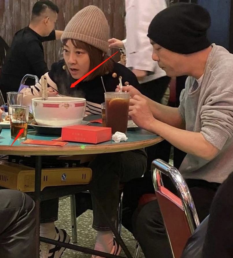 56岁张卫健携爱妻吃路边摊！二人纯素颜打扮低调，桌上仅几碟小菜