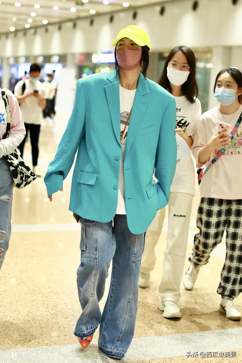 谭维维现身北京机场，湖蓝色西服个性靓眼
