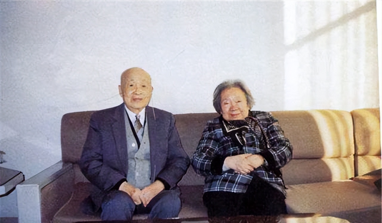 数学家苏步青的婚姻：穷小子娶日本千金，婚后她几十年未添新衣