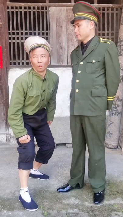 爱表演的生哥：模仿老太太走红圈粉400万，被赞“第二个宋小宝”