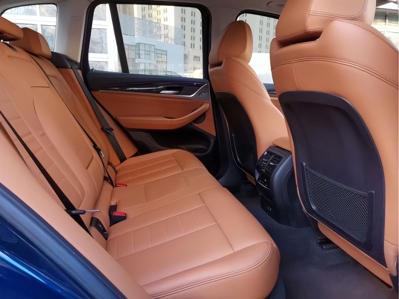 花46万买宝马X3，当众展示发动机，拿出“车雨衣”时邻居忍俊不禁