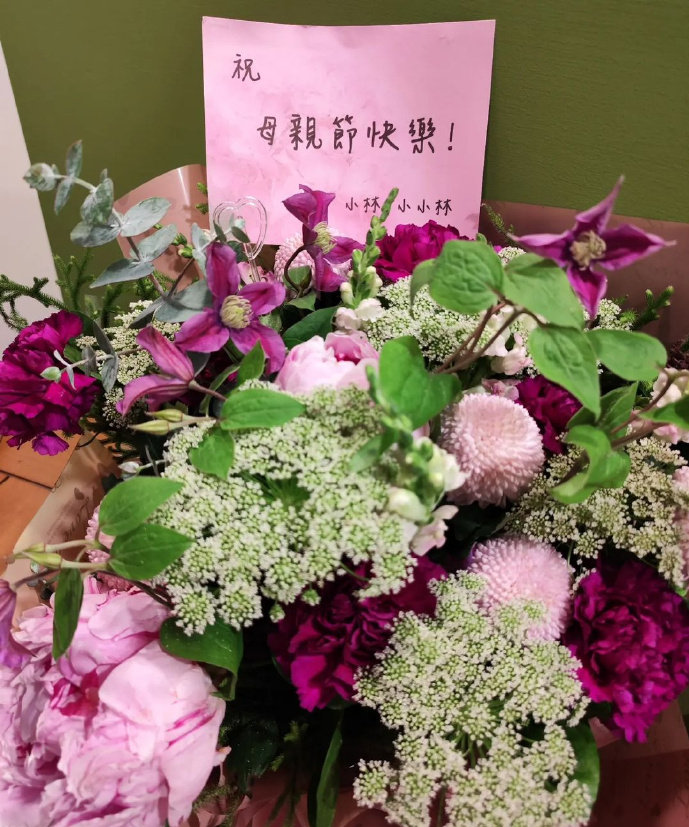 林依晨首晒爱女掀嘴正脸照，小小林长乳牙，老公不忘送花秀恩爱