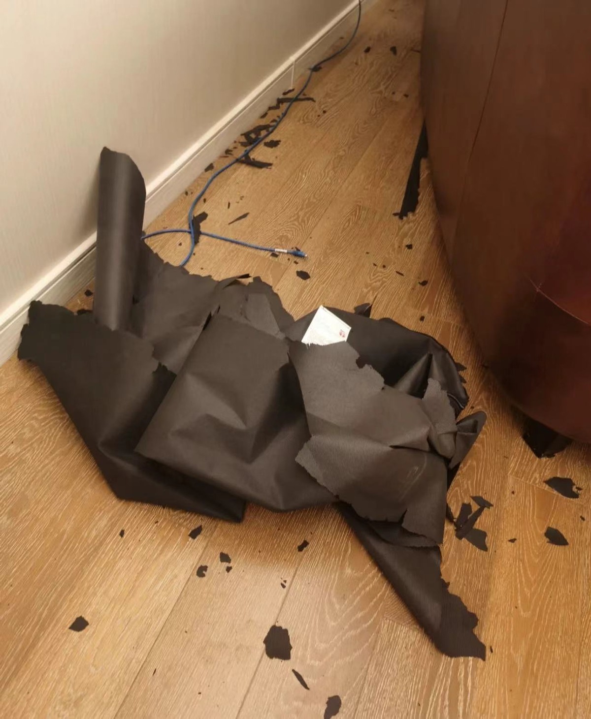 购买沙发的时候一定要注意沙发的封底材质,无纺布封底既不结实又容易