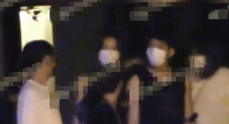 明星感情近况遭曝光，李荣浩杨丞琳幸福同框，井柏然刘雯甜蜜牵手