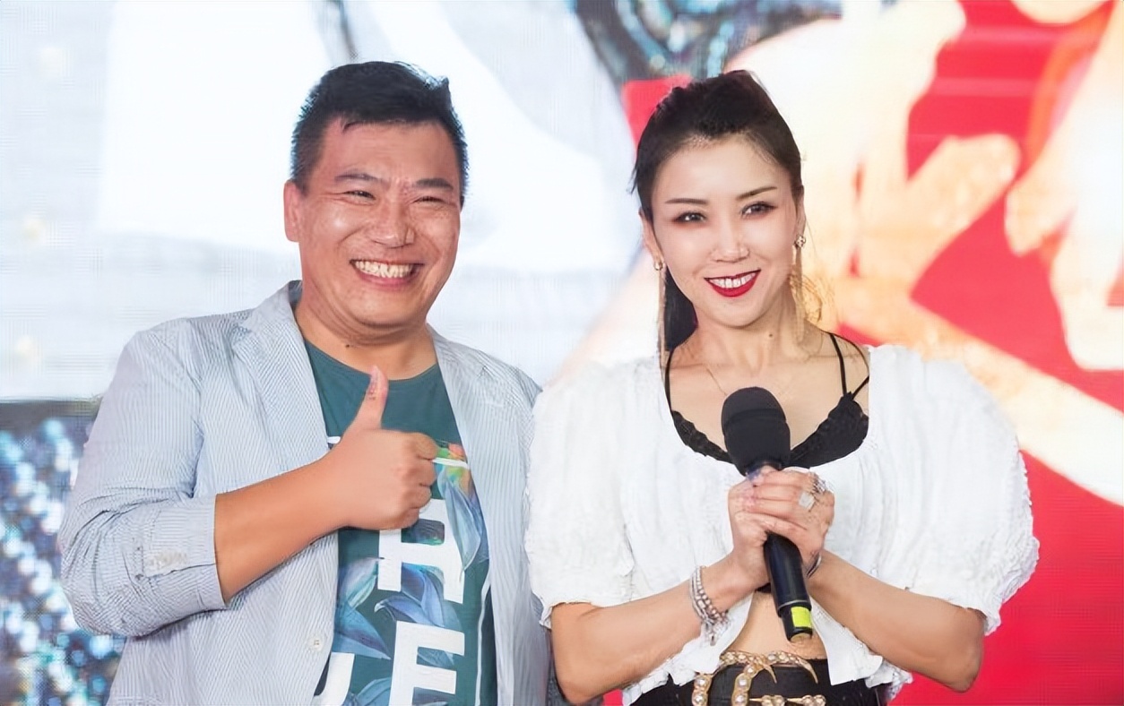 王蓉为博眼球真拼，蕾丝配皮裙打扮招摇却不高级，胖了一圈脸显肿