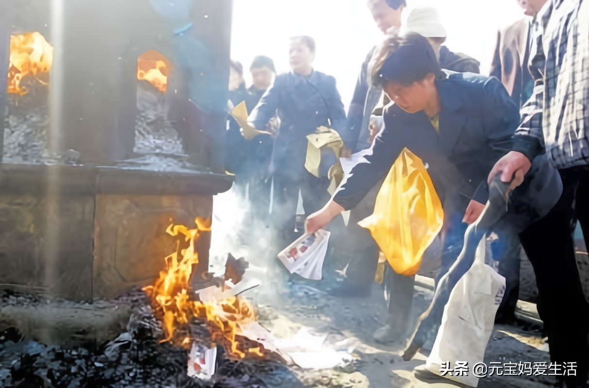 老年人去世，身上带的金银首饰取下来好，还是随老人一起火化好？