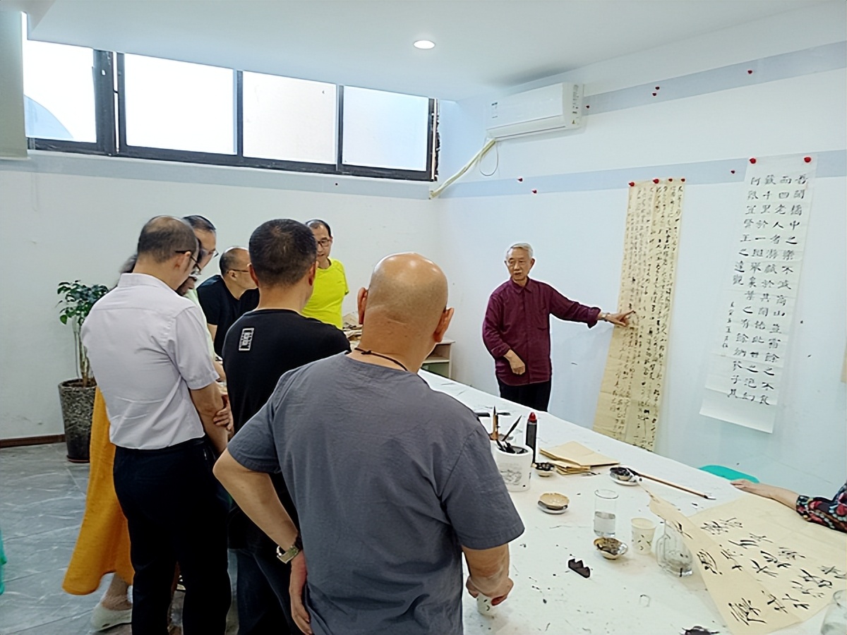 重庆涪陵:书法家协会"七沙龙"书法小组开展月度书法活动
