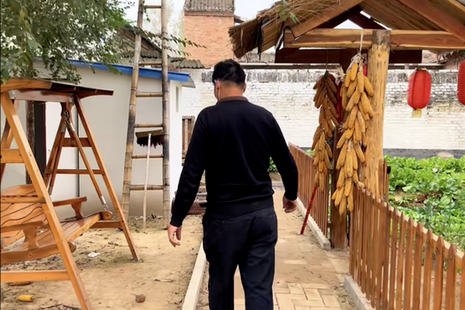 大衣哥前脚给陈萌买首饰，后脚卖废品换馒头，直言：能吃好几天