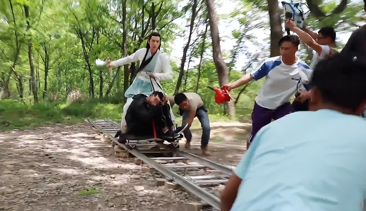 吃空气、假开车、骑假马、戴假肩胛骨，内娱明星拍戏有啥是真的？