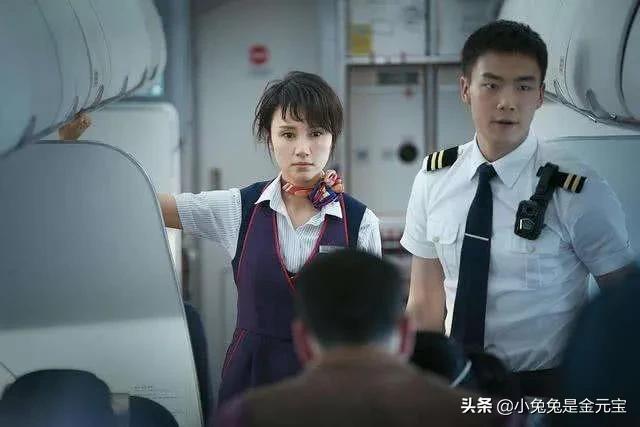《中国机长》中的女乘务员，气质很出众