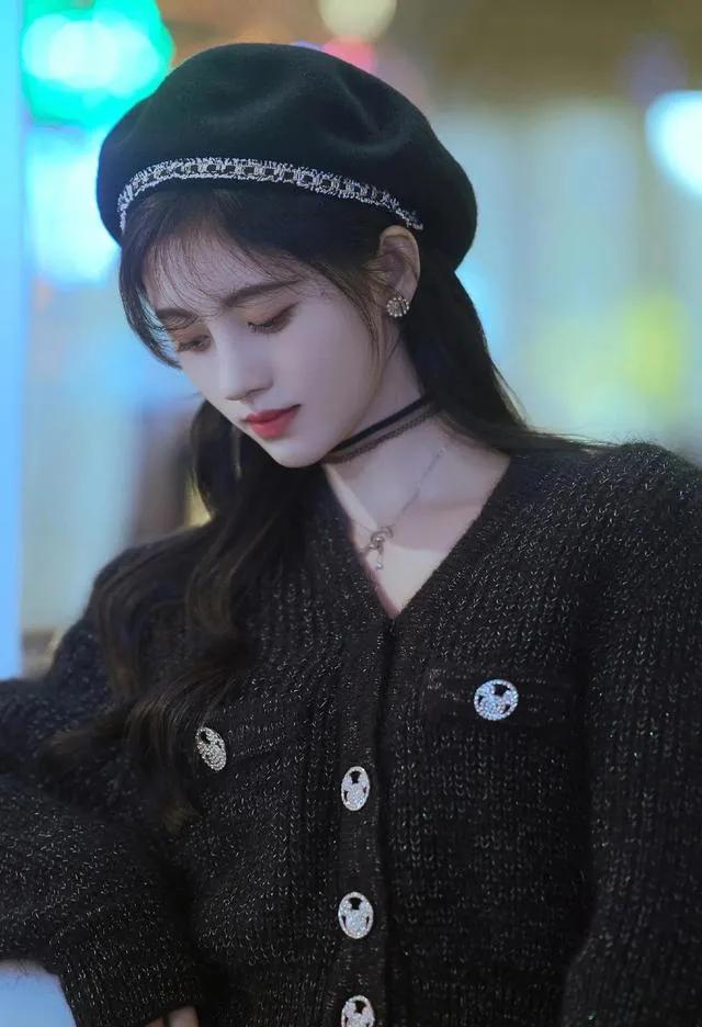 金晨迪丽热巴古力娜扎上演霓虹灯下的极限魅惑，这谁能抵挡得住呀