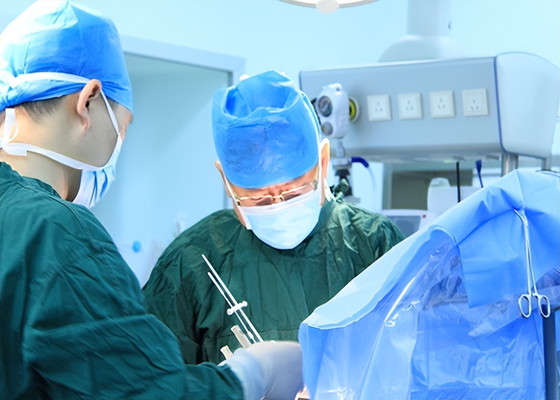 别把喉癌当成咽炎，若颈部有3种表现建议引起重视，别后知后觉