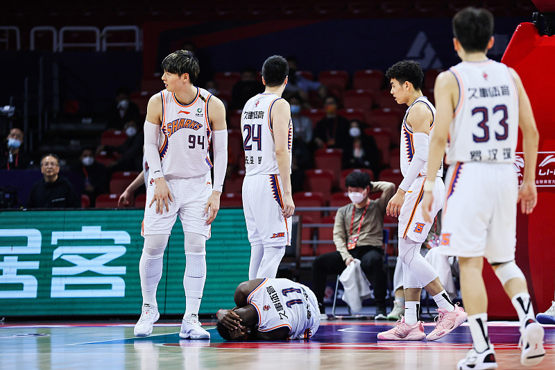 nba上海赛有哪些球员(上海大手笔签约！NBA超级新星驰骋加盟，阵容升级李春江志在夺冠)