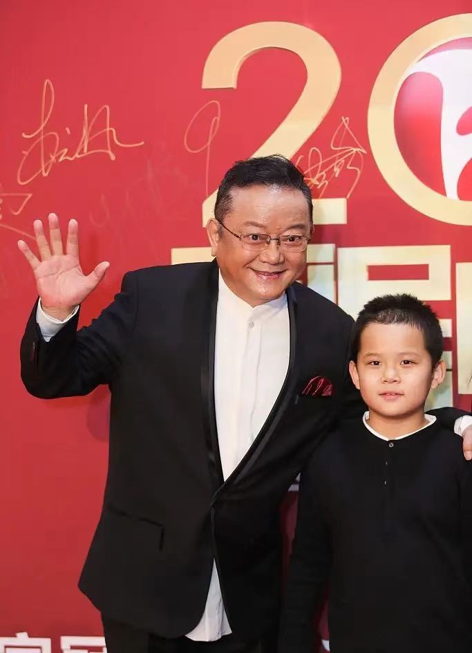 王刚带三婚娇妻出席活动！他73岁穿西装好有精神头，娇妻好富态