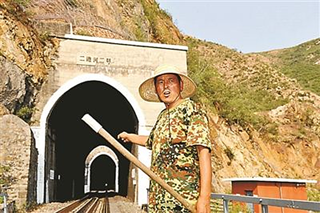 2014年河北羊倌舍命叫停油罐列车，损失2年收入，国家奖励30万