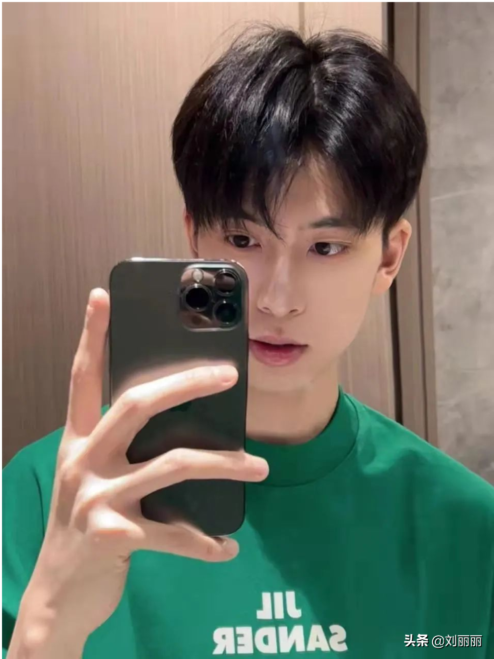 寸头分头精神时尚,潮流染发很吸引眼球