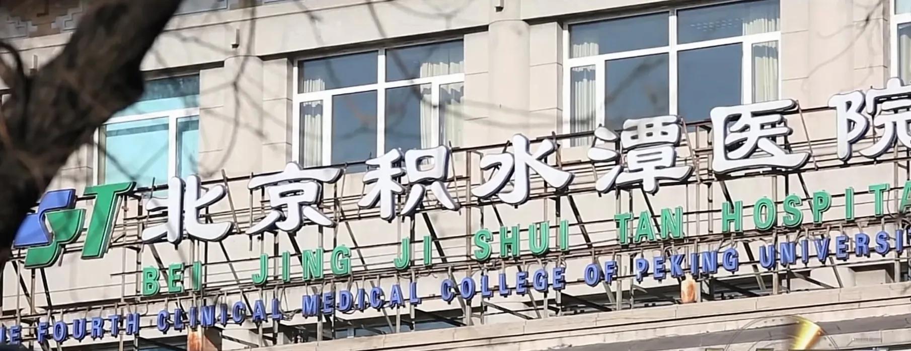 2岁半的儿子，不让爸爸抱，说屁股“扎扎”这是怎么回事儿？